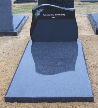 Grafzerk in Impala graniet letterplaat Zwart graniet met ets